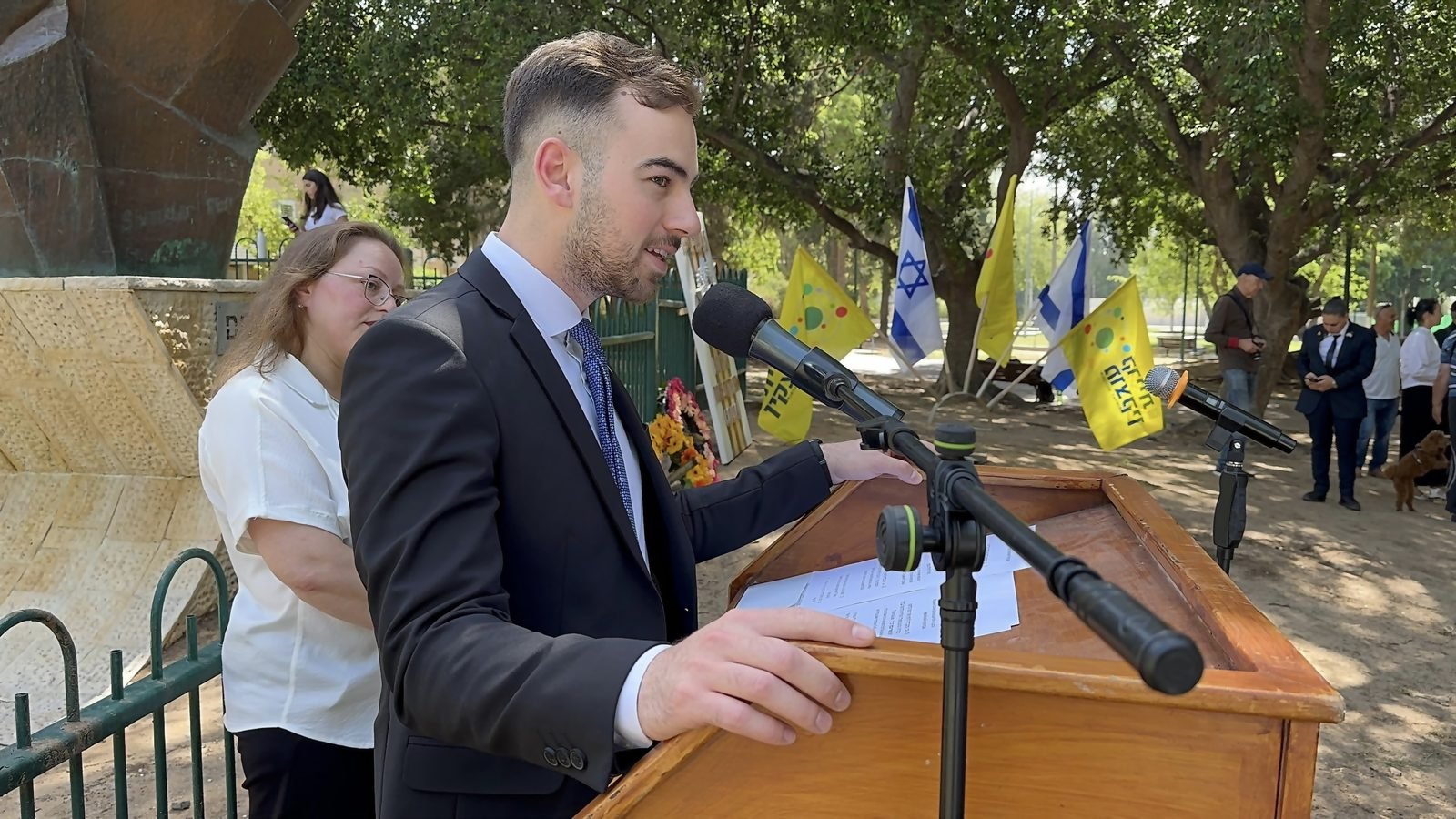 אריק מוגרמן נואם בטקס רשמי